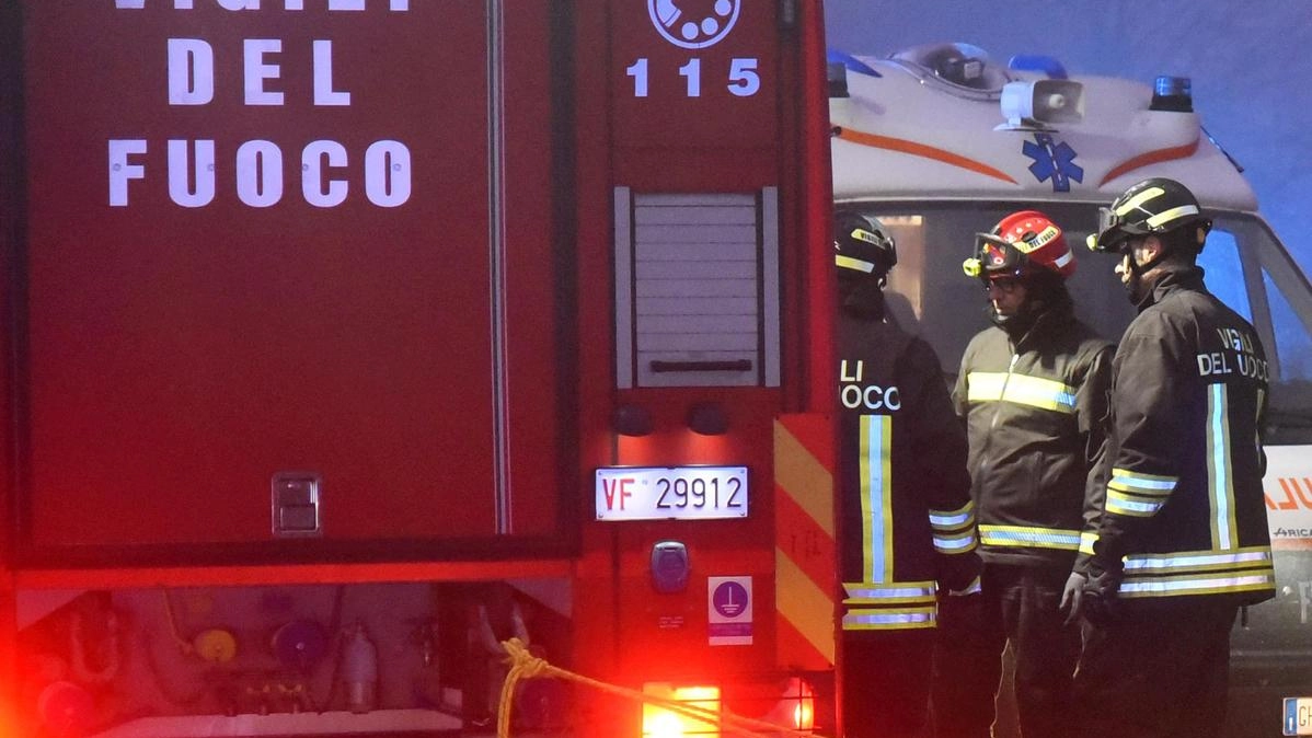 L’incendio non si è propagato grazie all’immediato intervento dei Vigili del fuoco. La struttura, che ospita uno studio medico, è stata danneggiata