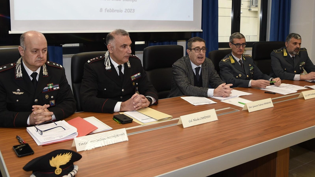 Il comandante regionale della Guardia di Finanza, Nicola Altiero, visita il comando provinciale di Macerata, incontrando autorità locali e elogiando il lavoro svolto sul territorio per garantire legalità e sicurezza economica.