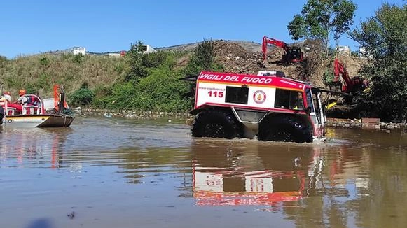 I vigili del fuoco di Modena sono intervenuti a Caserta con mezzi speciali ’anfibi’