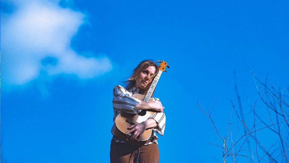 L’appuntamento è alle 21 in piazza della Conciliazione: “Questo album porta con sè una ferita dall’infanzia mai guarita che influenzerà diverse scelte e comportamenti. Un disco pensato come colonna sonora di una sceneggiatura mai scritta su una protagonista femminile misteriosa”