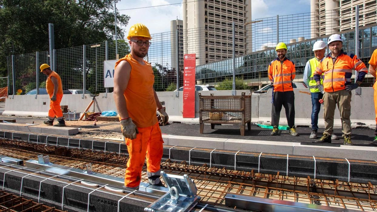 La posa delle rotaie, lo scorso maggio, in zona Fiera