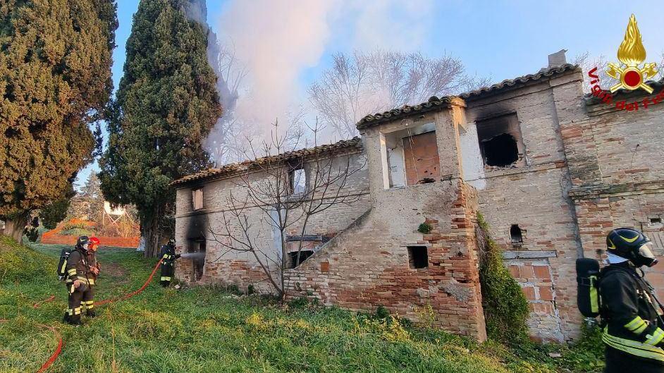 Incendio a Capodanno devasta un casolare