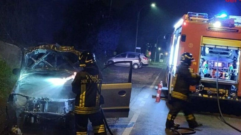 L’episodio nella notte tra venerdì e sabato a Madonna dell’Albero ha coinvolto un’Audi e due Mercedes. Sul posto Vigili del fuoco e Polizia hanno individuato la presenza di materiale accelerante.