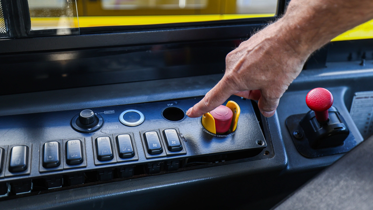 Bus danneggiati nel deposito di Seta a Modena