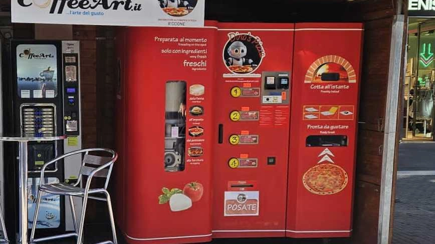 Il distributore automatico di pizze in viale Ceccarini