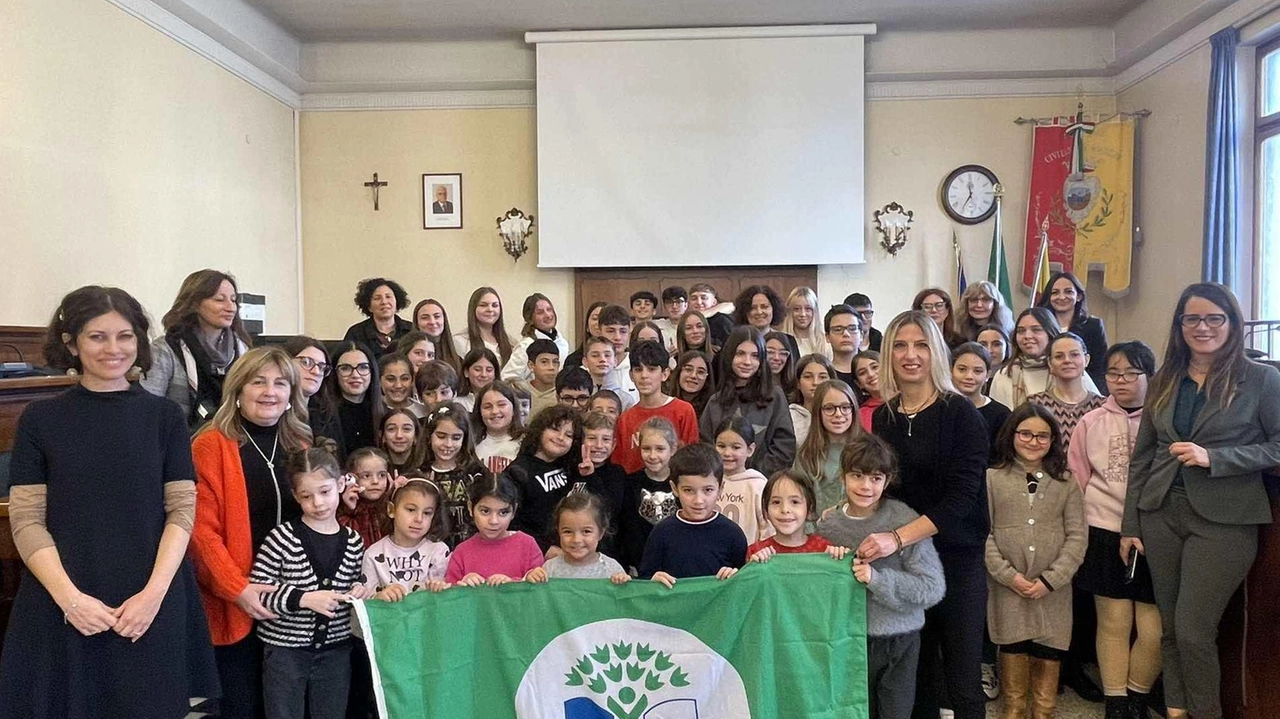 Consegnate bandiere verdi alle scuole della città per progetti ambientali. Riconoscimento per l'impegno degli studenti nell'anno scolastico 2023-2024.