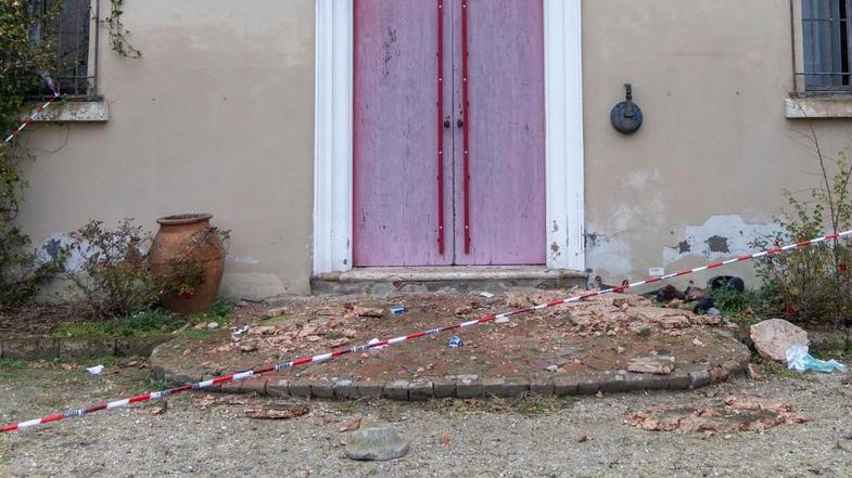 Crollo balcone a Ro Ferrarese: feriti insegnante e guida durante gita scolastica