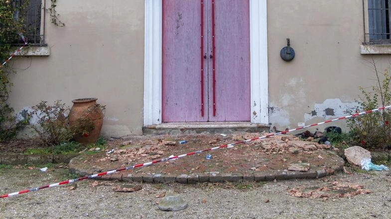 Il balcone crollato nella villa Rivani Farolfi a Riva del Po, in provincia di Ferrara