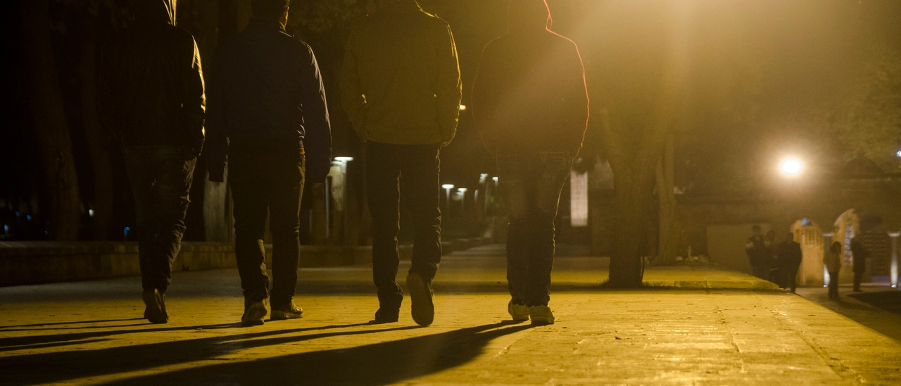 Ragazzino circondato da un gruppetto, colpito e rapinato degli occhiali da vista