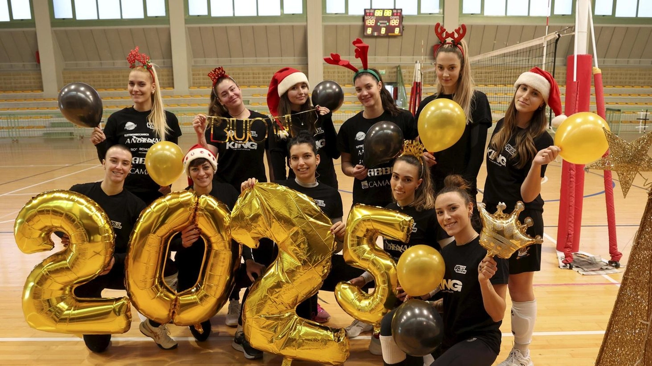 Volley B1 femminile, foto beneaugurante per la squadra di coach . Cristiano Lucchi, con palloncini dorati, cerchietti di renna e palloncini .