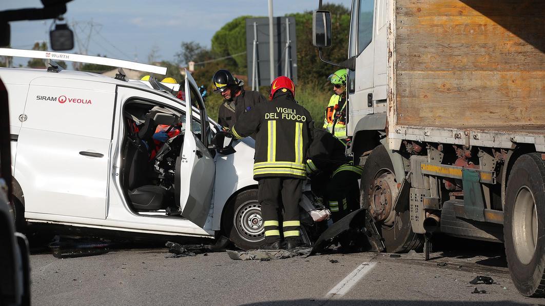 Schianto tra camion e furgone. Grave al Bufalini un ragazzo