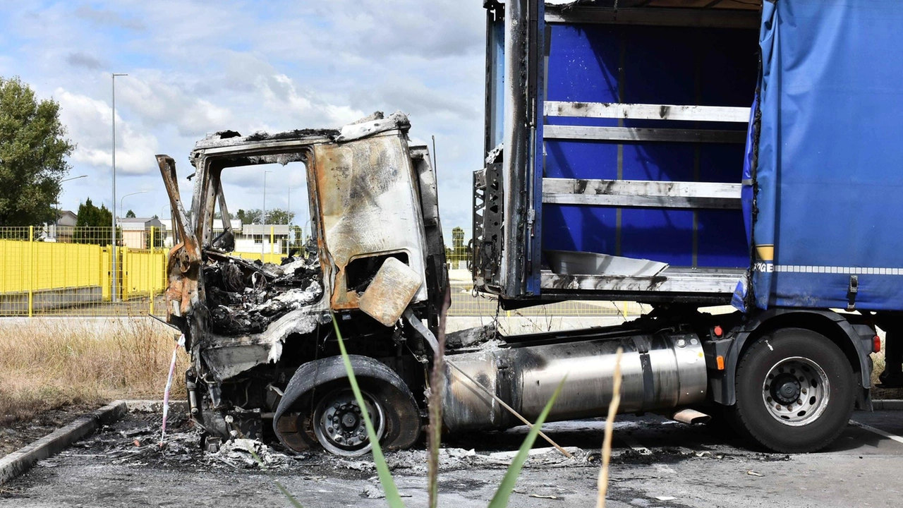 Tanta paura per un camion andato a fuoco nella notte di ieri, intorno alle 4, in via Napoli, al civico...