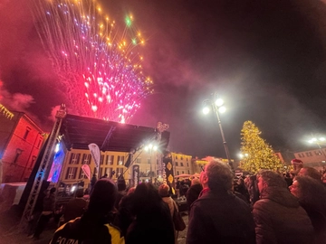 Capodanno a Fano, il 2025 inizia con i fuochi d'artificio in piazza e 30 auto danneggiate