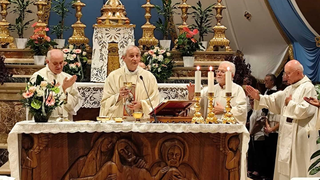 Un momento della celebrazione della messa da parte del cardinale Matteo Maria Zuppi ieri a Cento