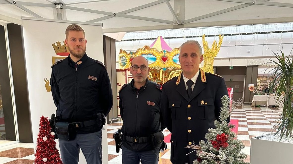 La polizia sta allestendo gazebo nei centri commerciali per distribuire vademecum contro i raggiri. Il dirigente della questura Morra: "Quando avete sospetti chiamate subito le forze dell’ordine".