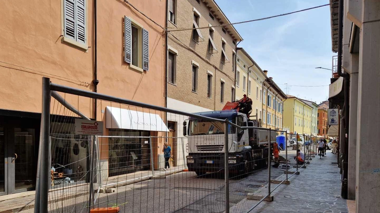 Le transenne del cantiere in via Mazzini