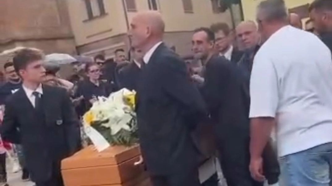 Diego Carfora morto in un incidente, un momento del funerale a Cavezzo