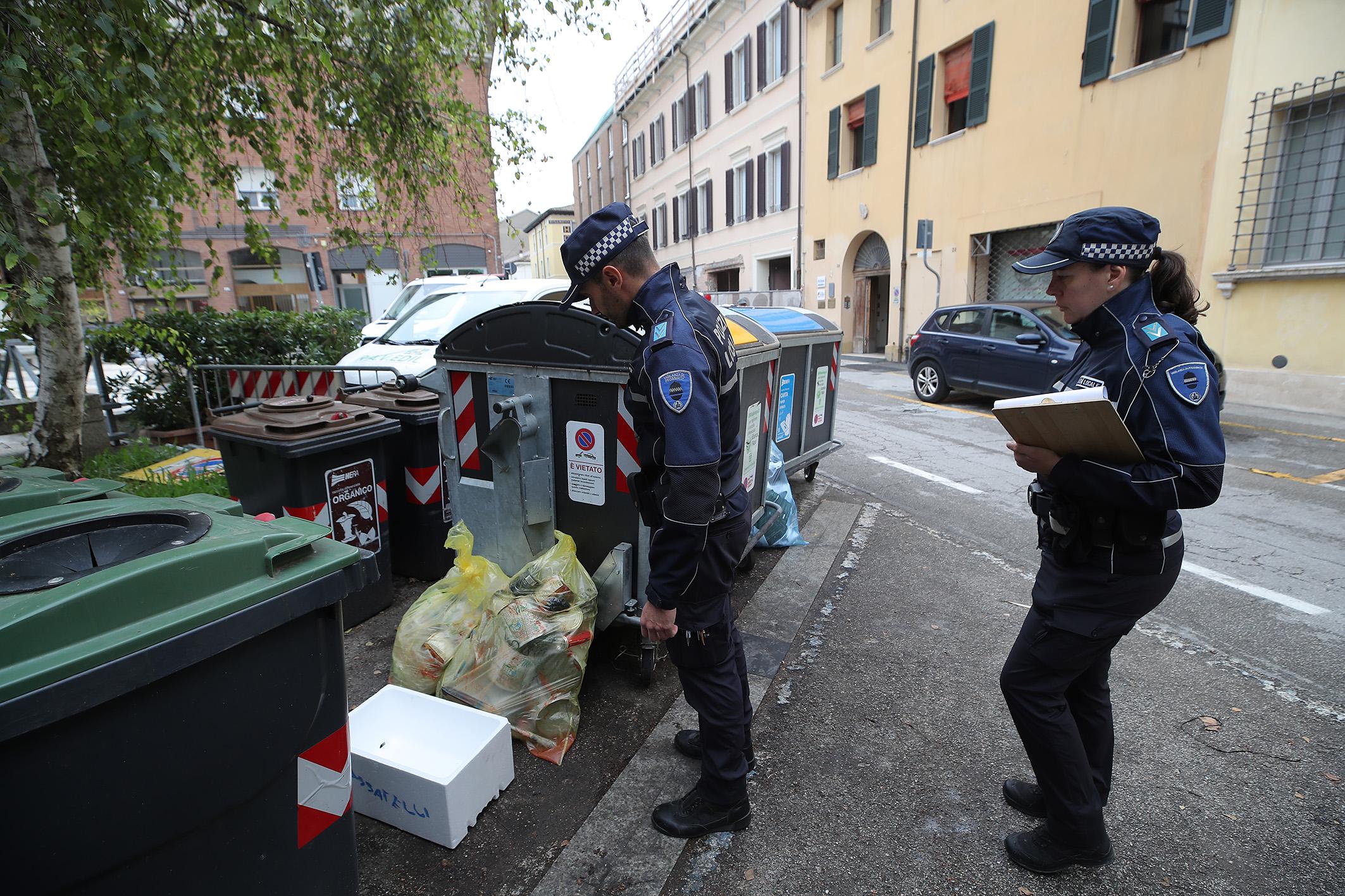 Rifiuti abbandonati: da inizio anno 415 sanzioni. E arrivano 30 nuove fototrappole