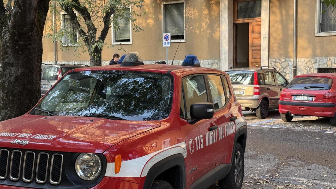 Rogo di notte nel palazzo. In 10 salvati dai pompieri. Zia e nipote feriti gravi, appartamento inagibile