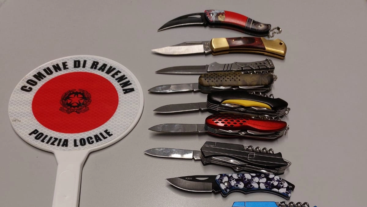 I 13 coltelli sottoposti a sequestro