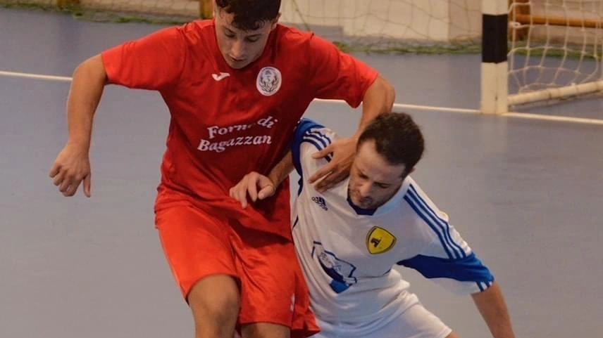 Una fase di gioco dell’incontro della partita di calcio a cinque tra Nonantola ed Emilia Futsal Parteciperanno enterambe alla Coppa Velez