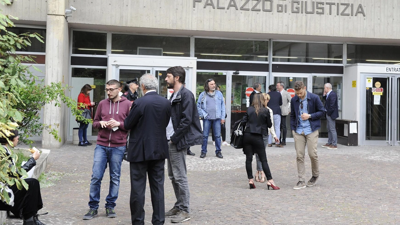 Il tribunale di Macerata ha emesso le misure cautelari per la coppia, dopo le indagini dei carabinieri di Monte San Giusto