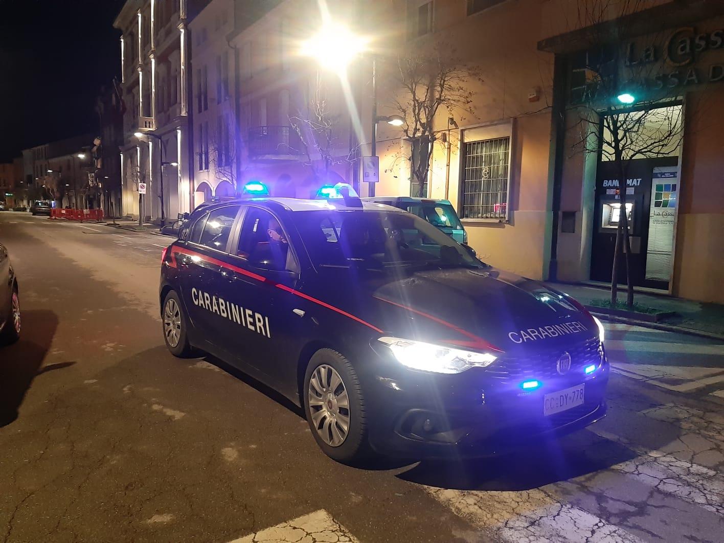 Calci e pugni ai carabinieri nel centro commerciale: arrestato