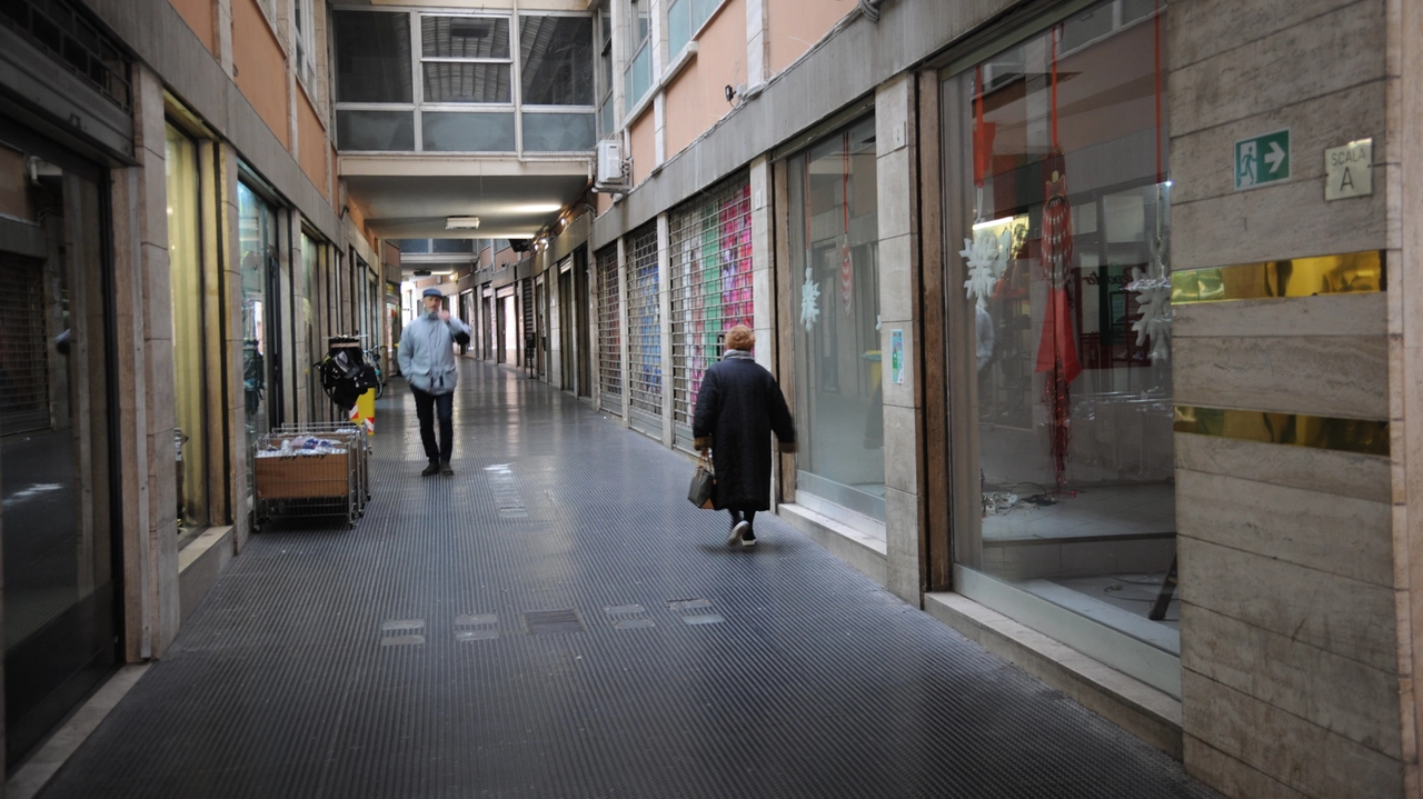 Lotta a degrado e sporcizia in Galleria Mazzini e via Cantoni