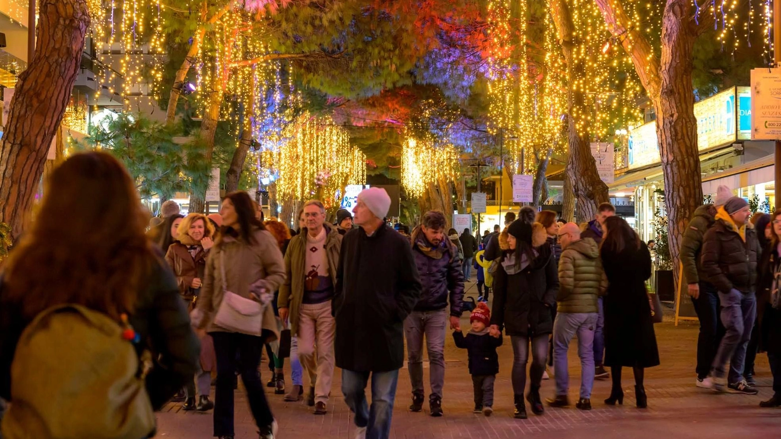 Si pattina sul lungomare. Luminarie accese da domenica