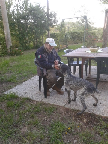 Tartufaio cerca di salvare il cane, gli viene un infarto e muore