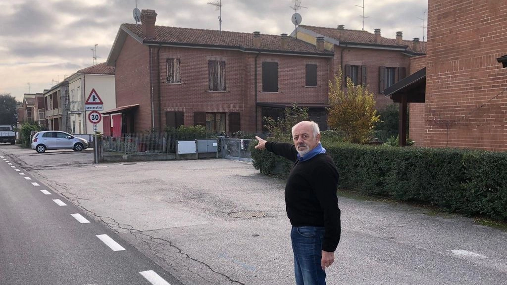 Bruno Volpe, residente in via Sammartina, classificata come ‘zona 30’, punta il dito sul tratto di strada «Buche e avvallamenti»