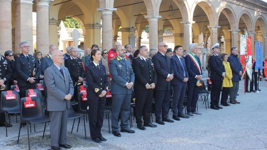 Con una messa solenne le autorità hanno voluto ricordare i caduti di tutte le guerre e gli ex sindaci di Macerata