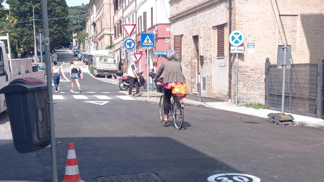 La giunta stanzia 60mila euro per zone 30 e dossi rialzati davanti alle scuole