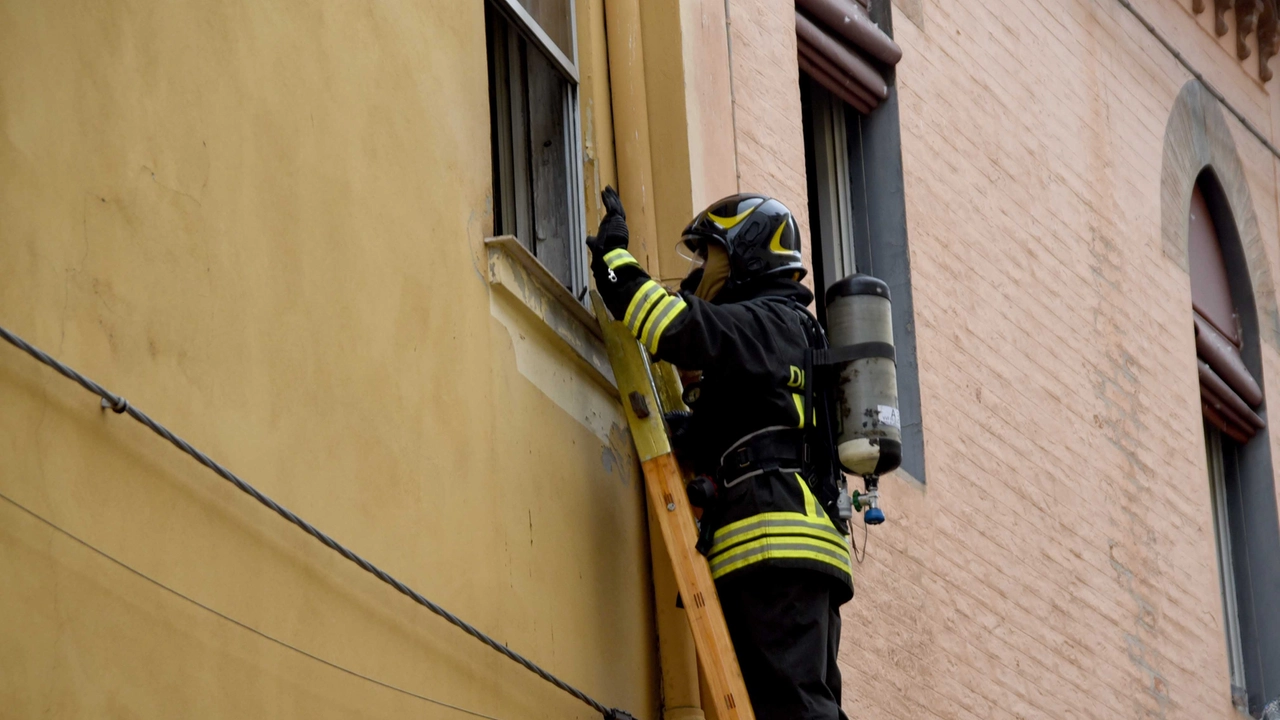 L'intervento dei vigili del fuoco per l'incendio in via Gusmaria a Ferrara (Businesspress)