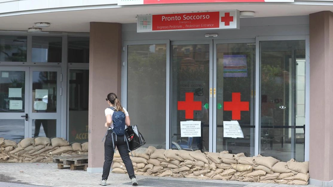 Nelle zone sud ed est le situazioni più critiche. Ma poi finalmente comincia il deflusso. E da domani all’ospedale ‘Umberto I’ rientreranno i 182 pazienti evacuati in altre strutture.