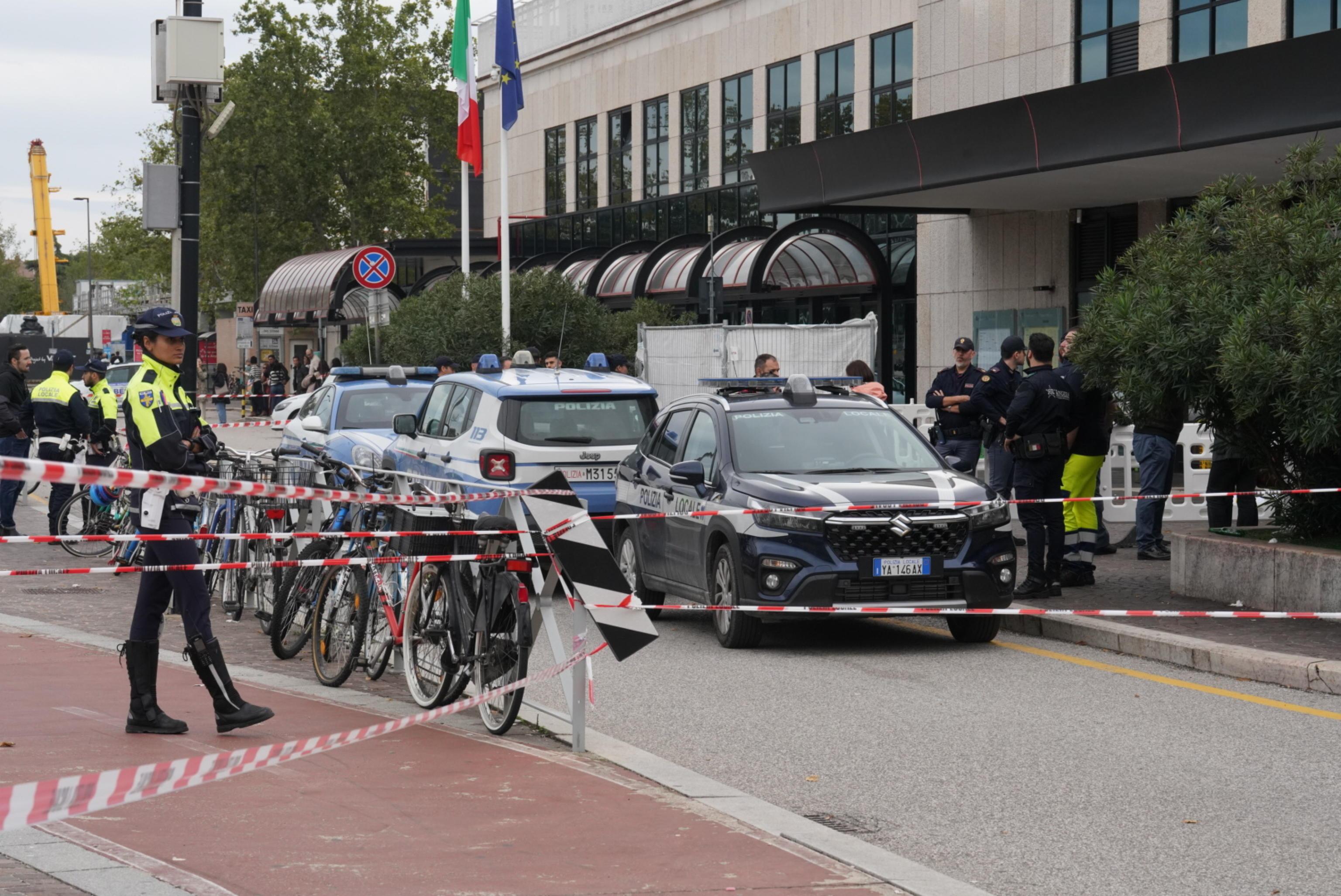 Verona Aggredisce La Polizia Con Un Coltello In Stazione | Agente Spara ...