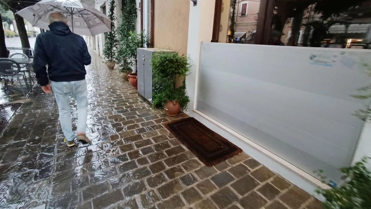 La paura di una nuova alluvione ha tenuto in ansia la città, ma il fiume non ha mai superato il livello di guardia. Il sindaco: "Avanti così"