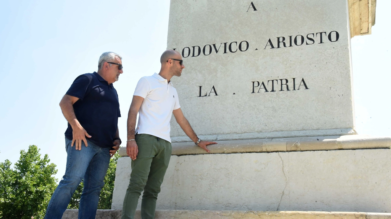 Il sopralluogo dei tecnici alla statua dell’Ariosto dopo il trattamento