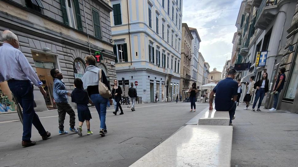 Corso Garibaldi troppo spoglio e sporco, piazza Stamira abbandonata. Ma non sorride neanche il Viale: serve un cambiamento di rotta. Il rischio è che vengano attirati sempre più sbandati e vandali.