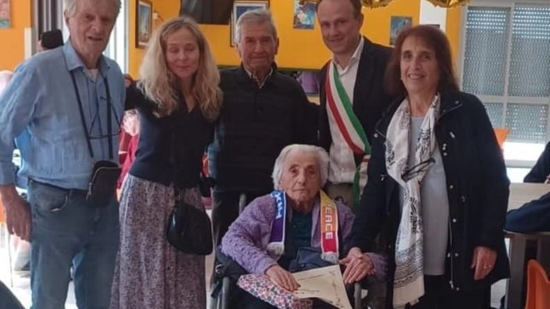 Luciana Varignani, centenaria di San Benedetto, festeggia con affetto e vivacità i suoi 100 anni nella casa protetta. Dotata di grande saggezza e passione per il canto e la fisarmonica, ha un passato da partigiana e continua a ispirare con la sua forza di carattere.