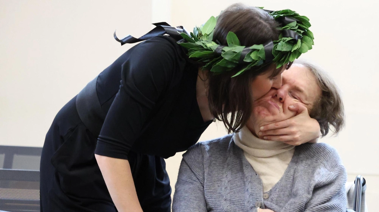 Erika Borellini il giorno della laurea, con la madre Lorenza Tarasconi