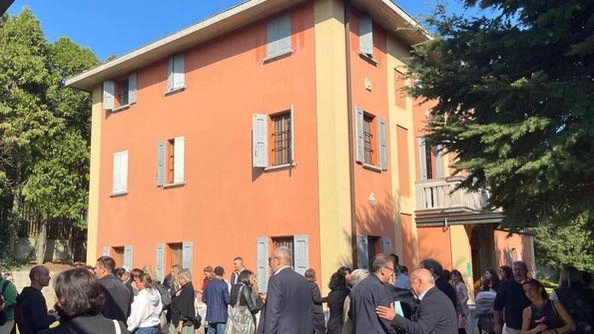 Taglio del nastro nella struttura che ospita la comunità ‘Rupe Femminile’ di Open Group, impegnata su problemi di violenza e dipendenze