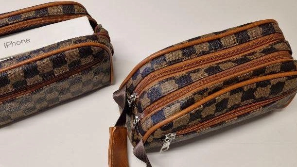 Le pochette, una con l’iPhone, l’altra con serratura incollata e dentro la saponetta