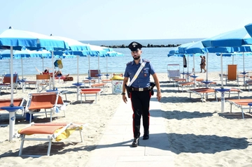 Lite in spiaggia e denunce: "Nessuna aggressione, non voleva il bancomat"