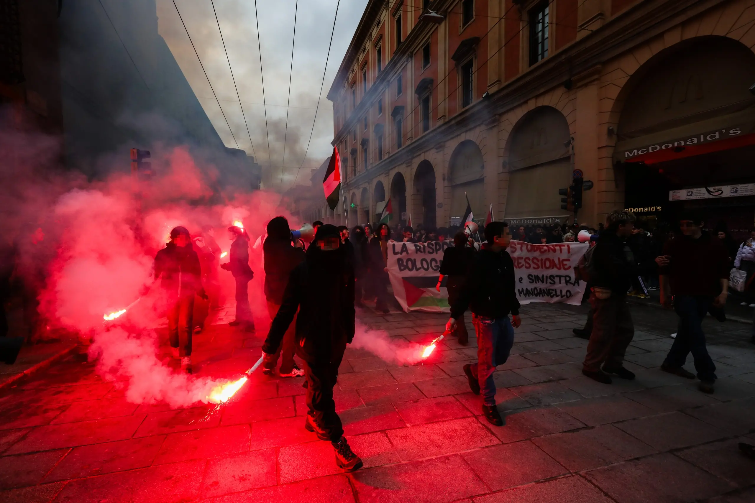 Foto Di Meloni, Salvini E Netanyahu Bruciate A Bologna: Le Immagini