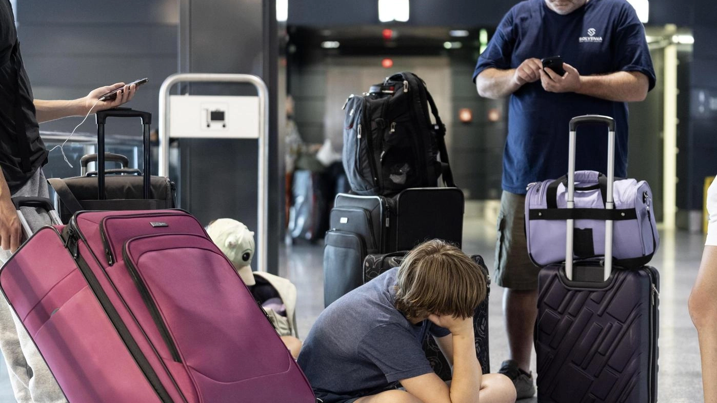 Sos Turista, boom di segnalazioni: "Voli cancellati e poca chiarezza. Tante famiglie   bloccate all’estero"