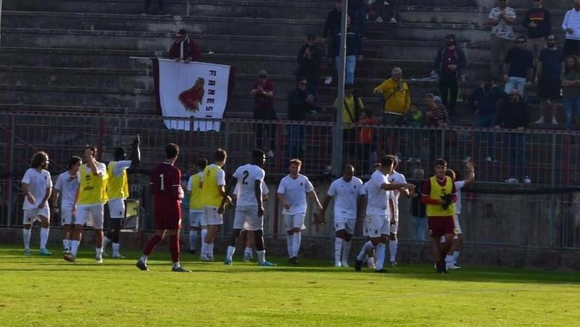 Il Fano saluta i tifosi sotto la curva (Foto Isabettini)