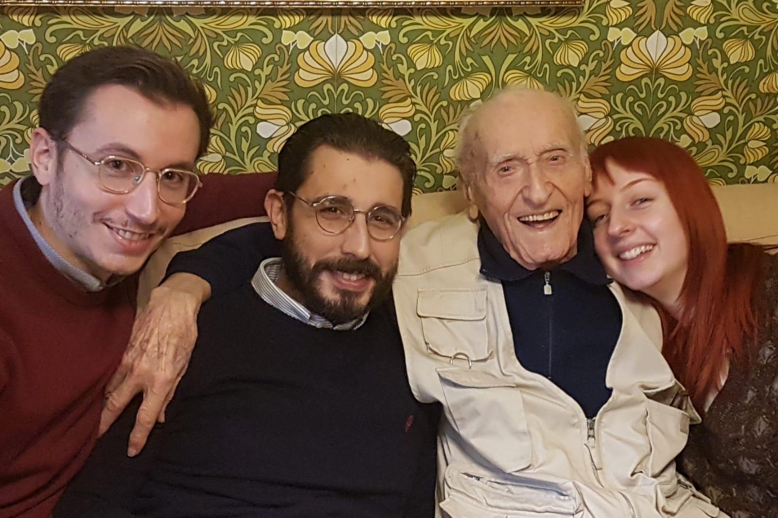 Nonno da record: “A 106 anni scrivo ancora poesie. Il mio segreto? Accontentarmi”