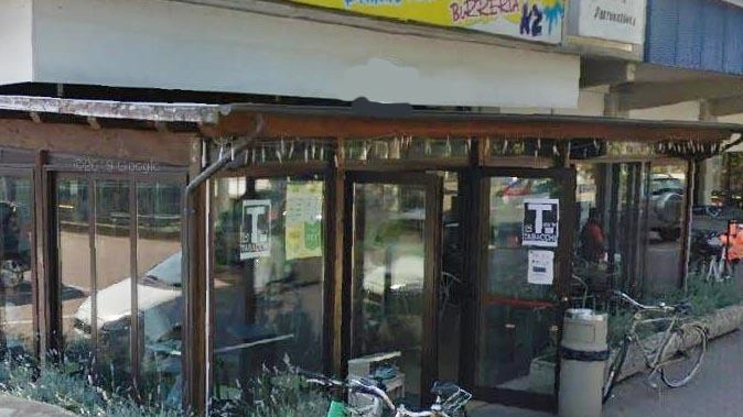 A Campagnola Emilia, ennesimo furto in un bar tabacchi: ladri sfondano la porta con un tombino e rubano duemila euro, Gratta e vinci e tabacchi. Indagini in corso.