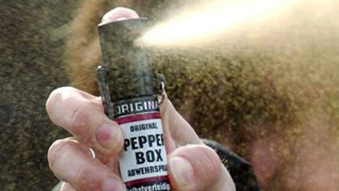 Spray al peperoncino contro il medico
